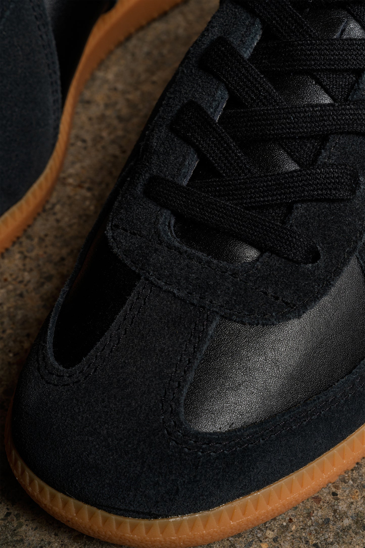 ADIDAS BW ARMY BLACK GUM BOTTOM