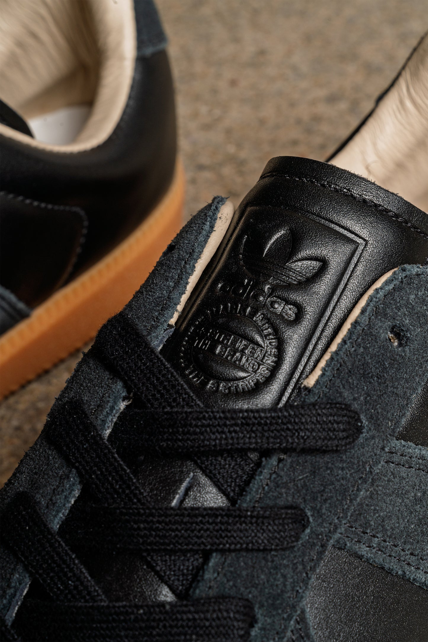 ADIDAS BW ARMY BLACK GUM BOTTOM