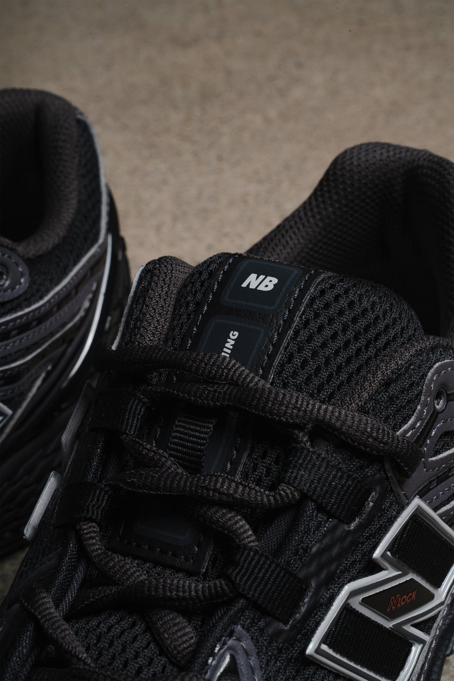 NEW BALANCE 1906R BLACK HOT TOMATO