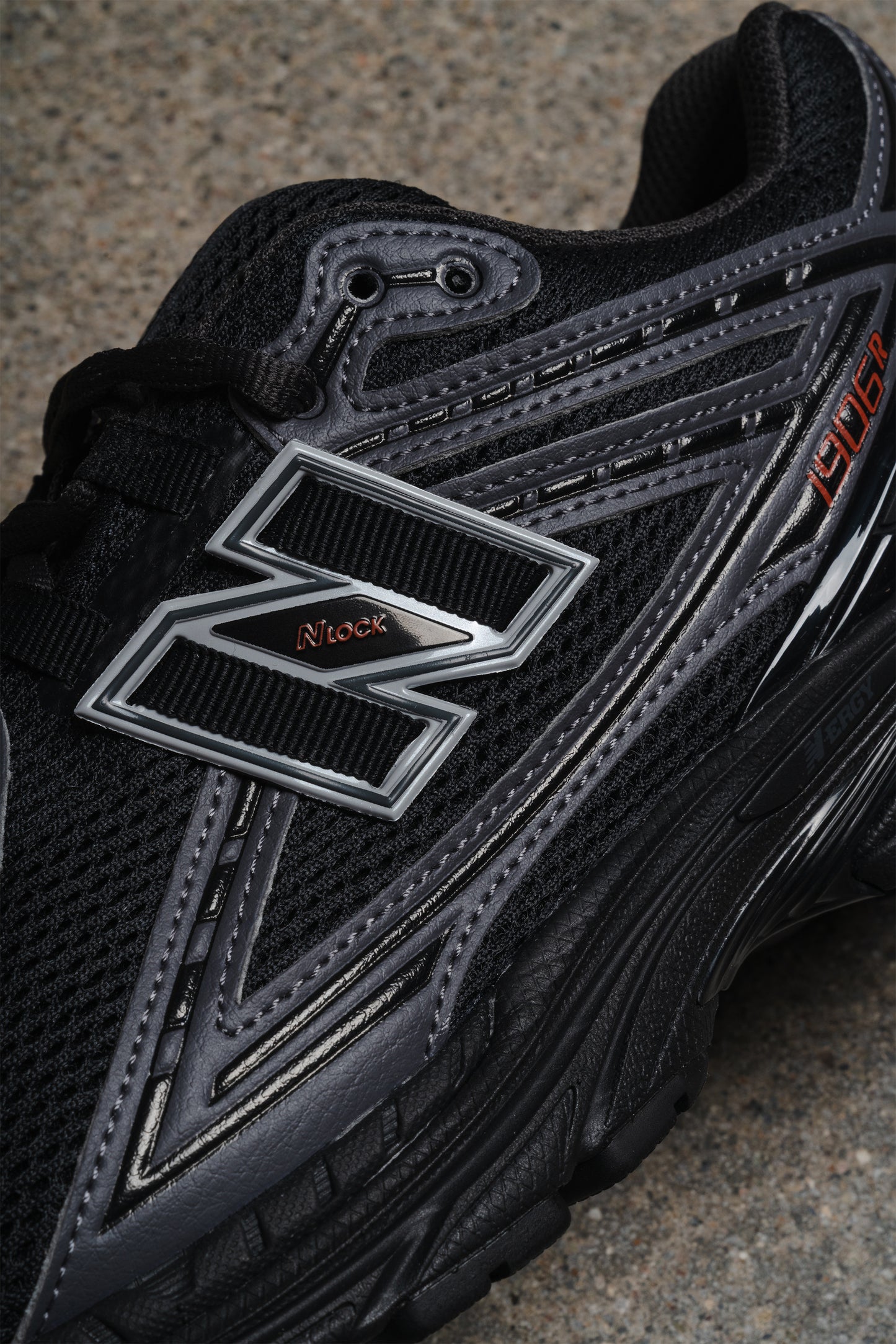 NEW BALANCE 1906R BLACK HOT TOMATO
